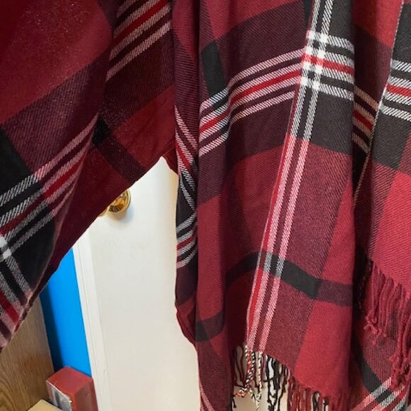 Red, Black and white Poncho - Picture 6 of 7